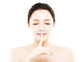 特写年轻美丽的女人脸上白色孤立