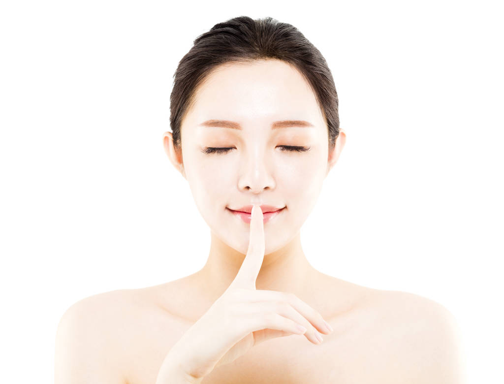 特写年轻美丽的女人脸上白色孤立