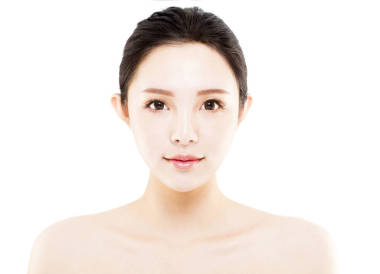 特寫年輕美麗的女人臉上白色孤立