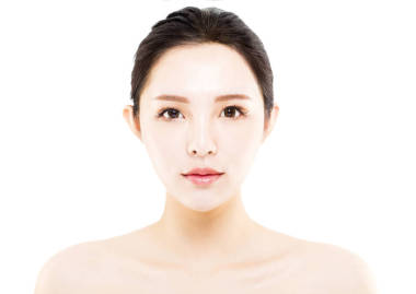 特寫年輕美麗的女人臉上白色孤立