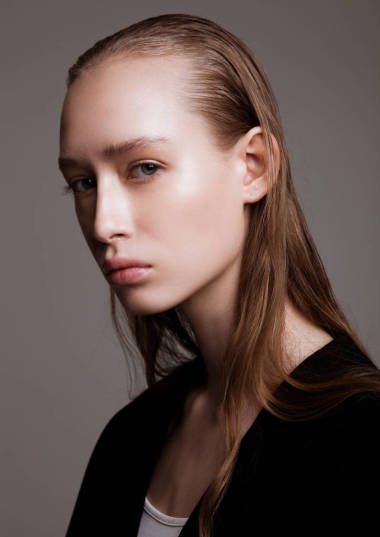 与美丽的时尚模型构成的模型试