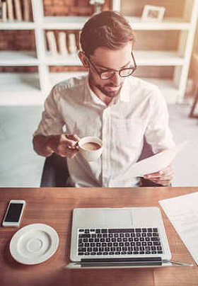 使用笔记本电脑在咖啡馆的商人