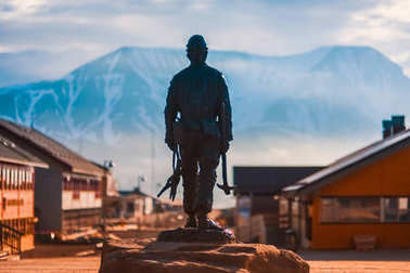 景觀拋棄了朗伊爾城城市與藍(lán)藍(lán)的天空和積雪，挪威斯匹次卑爾根，，斯瓦爾巴群島的夏天山脈