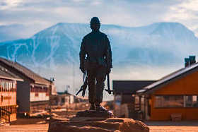 景观抛弃了朗伊尔城城市与蓝蓝的天空和积雪,挪威斯匹次卑尔根,,斯瓦尔巴群岛的夏天山脉