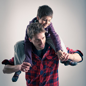 年轻的父亲和儿子在一起玩的肖像。工作室拍摄