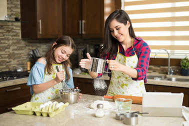 母親和女兒做餅干