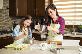 母亲和女儿做饼干
