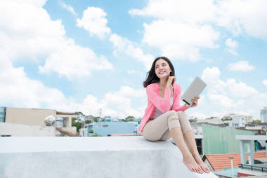 年輕人坐在屋頂上