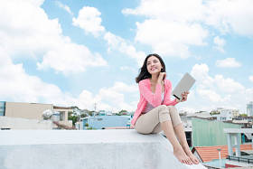 年轻人坐在屋顶上