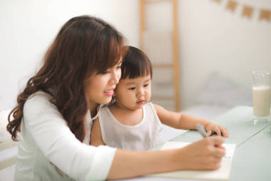 母親教她的女兒寫.圖片