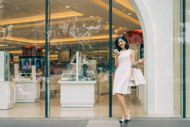 带购物袋的女孩图片