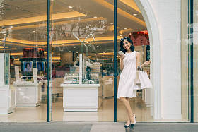 带购物袋的女孩图片