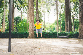 男孩在操场上荡秋千图片