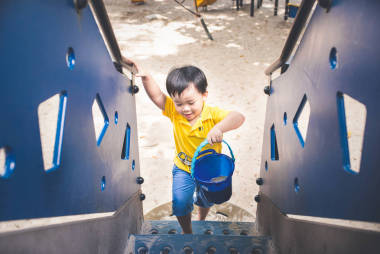 在公園的小男孩