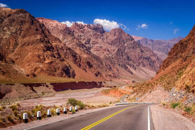 公路穿過安第斯山脈圖片