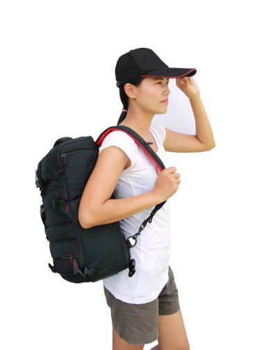 亞洲女孩在一起的包會(huì)在白色背景上的旅程