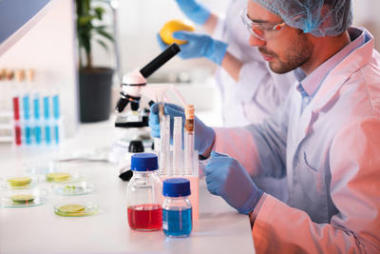 在实验室的男性科学家图片