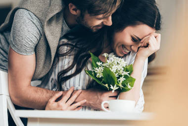 年輕夫婦與鮮花