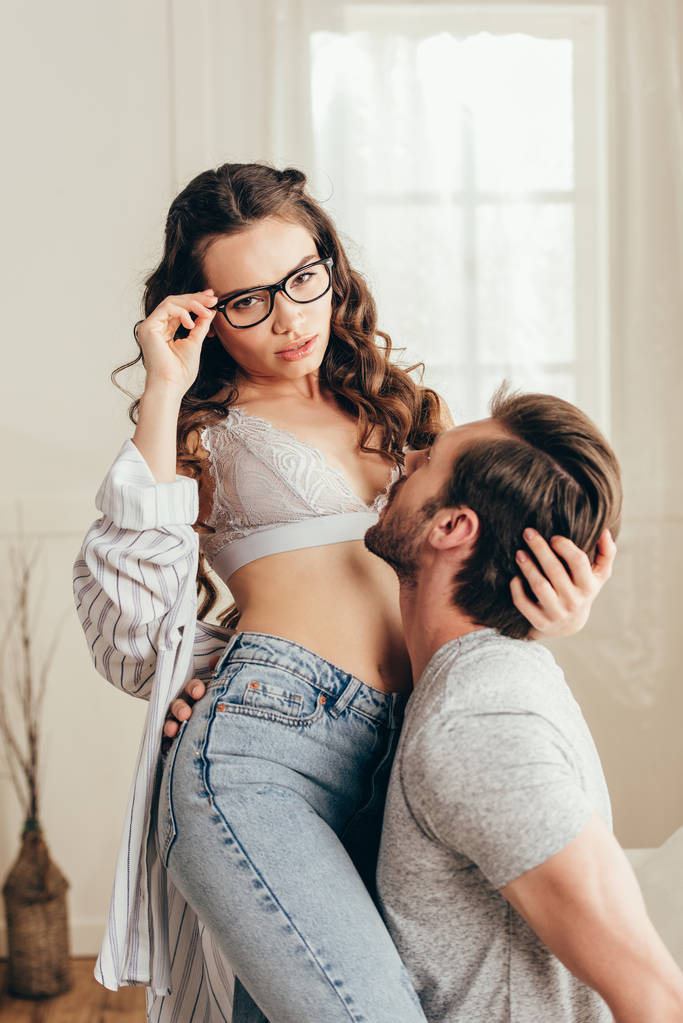 性感的年轻夫妇图片