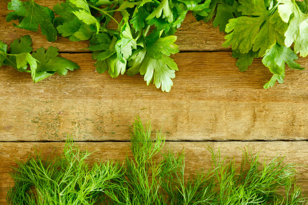 欧芹和莳萝木制的桌子上照片 欧芹和莳萝木制的桌子上照片