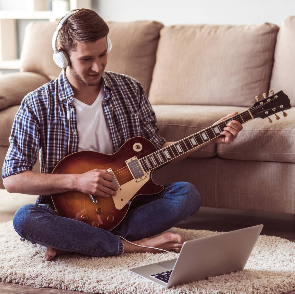 帅哥与吉他图片 帅哥与吉他图片