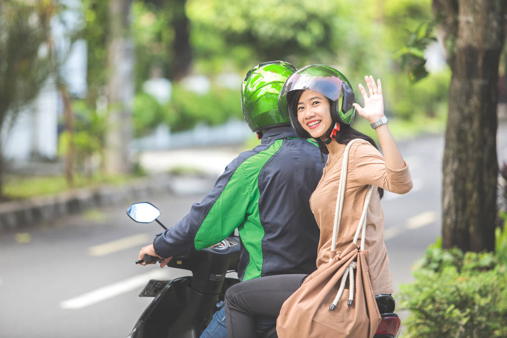 快乐的乘客挥手再见 图片 快乐的乘客挥手再见 图片