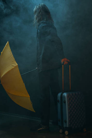 年輕男子帶著手提箱