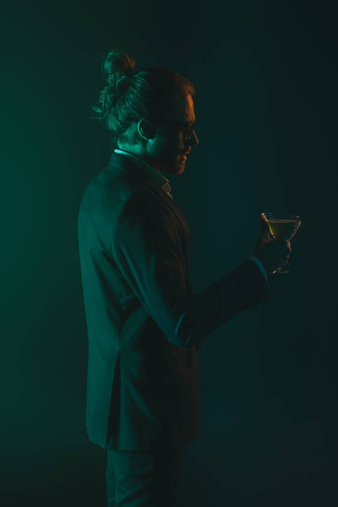 男人拿着玻璃与鸡尾酒礼服图片