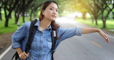 亞洲女游客和背包客等車(chē)和自由 tra