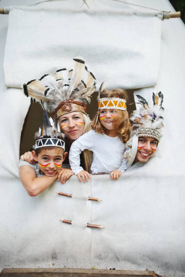 快樂的孩子們玩美國原住民圖片