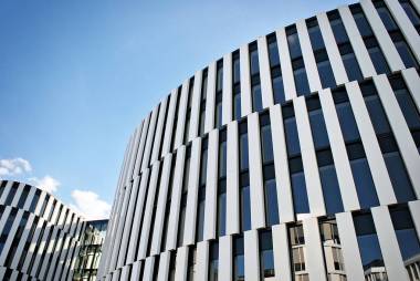 现代的建筑。现代办公大楼与玻璃幕墙