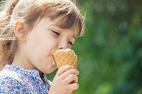 孩子吃冰激淋。选择性的焦点