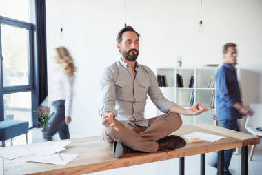 商人在辦公室 Meditating