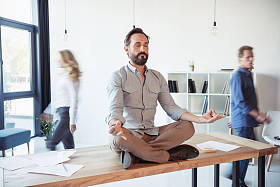 商人在办公室 Meditating