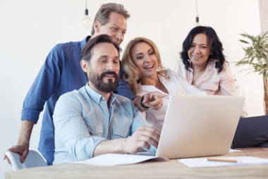 使用筆記本電腦的同事 