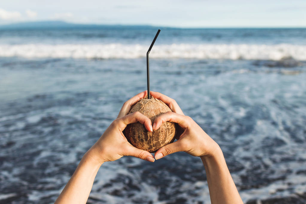 女人的手控股椰子图片 女人的手控股椰子图片