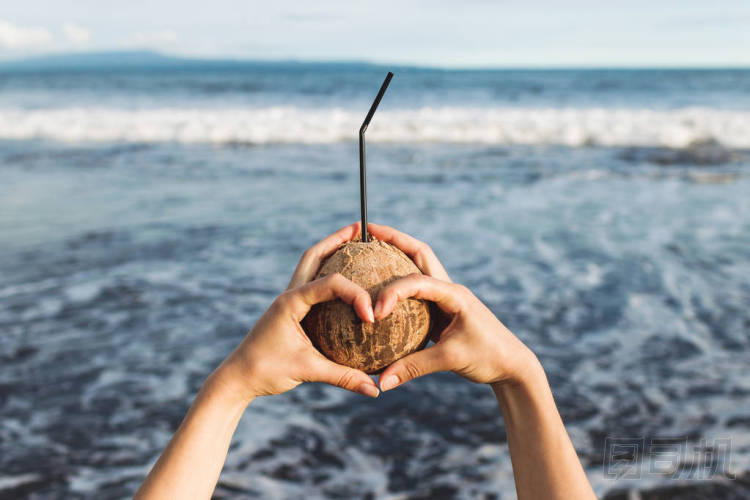 女人的手控股椰子圖片