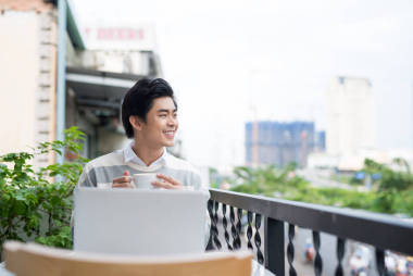 男人喝咖啡