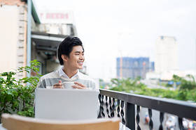 男人喝咖啡