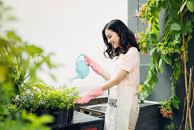 女园丁给植物浇水