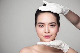 医生的女人双手放在脸上