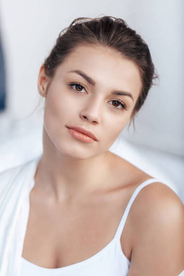 迷人的年輕女人圖片