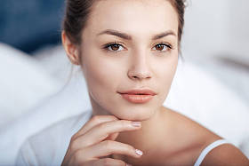 迷人的年轻女人