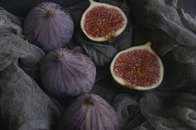 无花果树上深色织物在木盒子