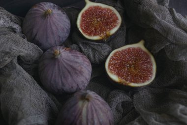无花果树上深色织物在木盒子