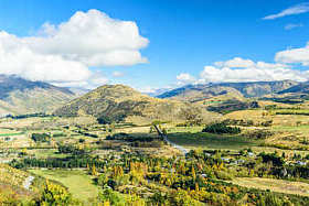 顶视图的箭镇，新西兰在秋天