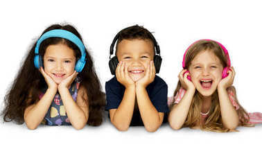孩子們聽音樂的耳機(jī)圖片