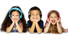 孩子们听音乐的耳机图片