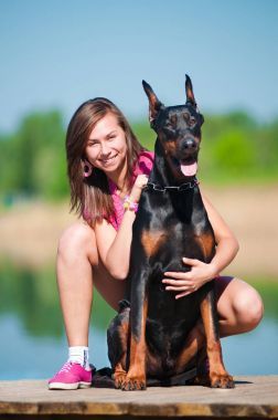 年輕漂亮的女孩和一條狗圖片