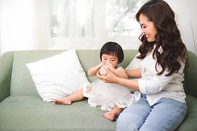 女婴喝牛奶